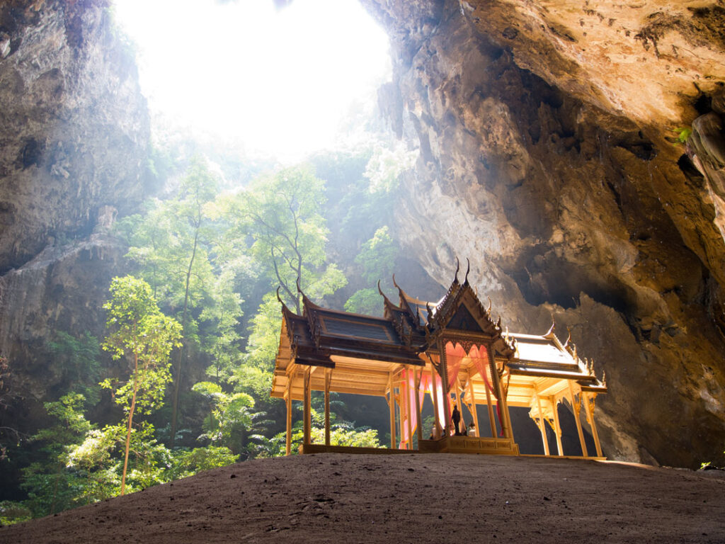 プラヤーナコーン洞窟（タイ）