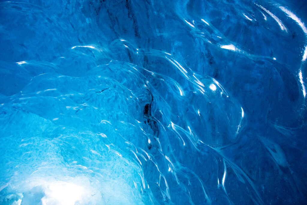 Jökulsárlón Glacier Lagoonの氷河下の氷の洞窟